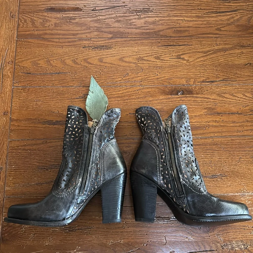 Bed Stu Irma Boots Women’s Graphite Leather Laser Cut Heeled Booties NWT Size 10